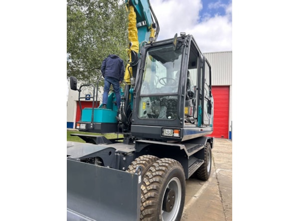 Excavator pe roti SUNWARD  SWE 155 FW cu stabilizatori de vanzare